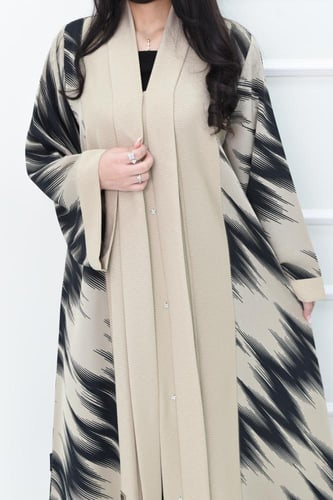 عباية كريمية بتفاصيل كحلية وأكمام مربعة