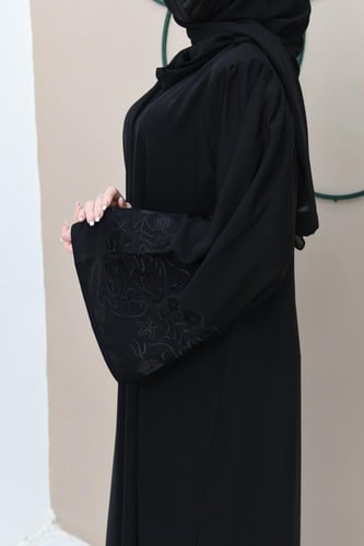 عباية نواعم بتطريز اسود على الاكمام