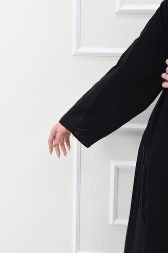 عباية بتطريزات وتفاصيل من قماش جاكار