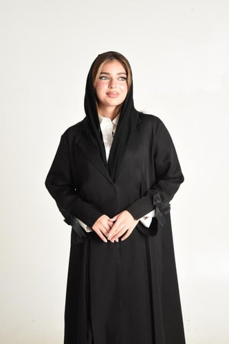 عباية ناعمة بكسرتين وتزيين فيونكة على الأكمام المف...