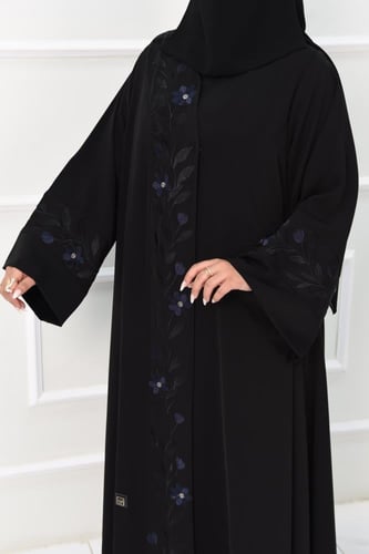 عباية روز أسود بتطريز على الصدر والأكمام