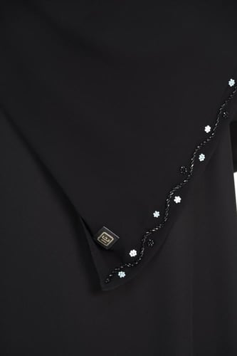 طرحة سوداء بتطريز شك ابيض وسماوي واسود