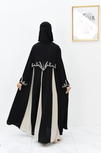 عباية بتطريز ابيض وكسرات ساحرة