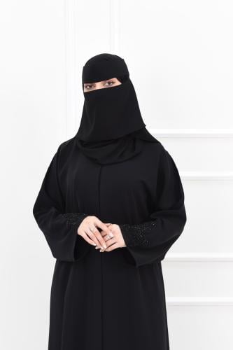 عباية سوداء بتطريز أسود وكسرة كحلي من الخلف