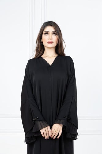 عباية بأكمام طبقات مزينة بمشبك