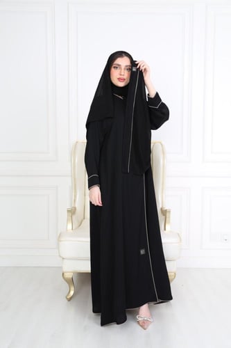 عباية مزينة بازرار قماشية وقيطان باللون البيج