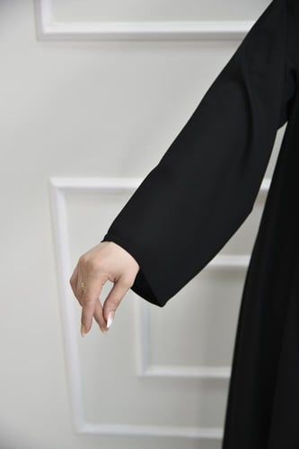 عباية سادة نص كلوش بثنيات على جهة واحدة