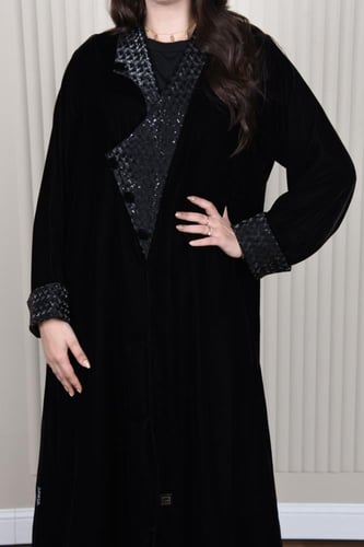 عباية مخملية بتفاصيل جلد لأناقة شتوية دافئة