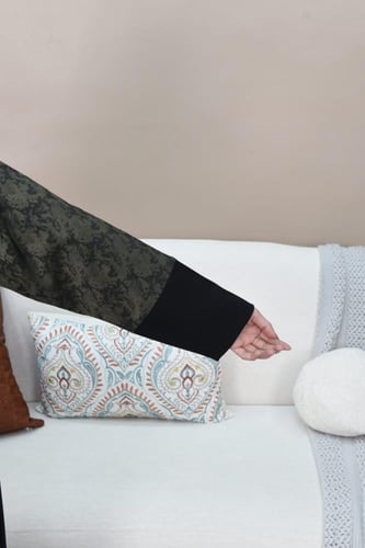 عباية من قماش نواعم بلاس المشجر على الاكمام باللون...