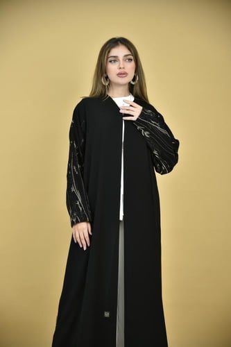 عباية ملكي بتفاصيل تطريز ذهبي وأسود
