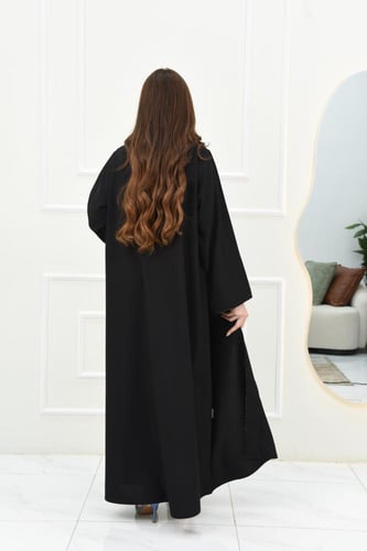 عباية كاجوال بتصميم كسرات أنيقة على الصدر