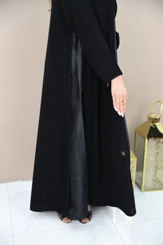 عباية ملكي بجاكار جانبي وتفاصيل بلون بنفسجي