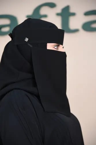 نقاب أسود مائل مقوّى