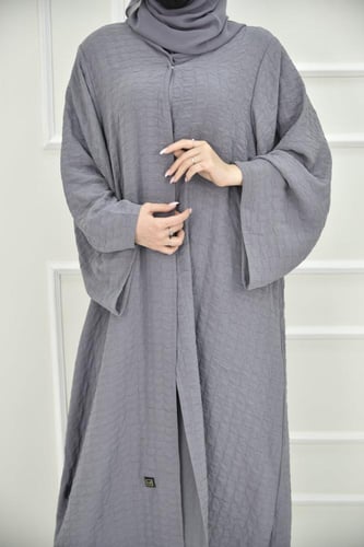 عباية ساحرة بقماش مموج بلون رمادي