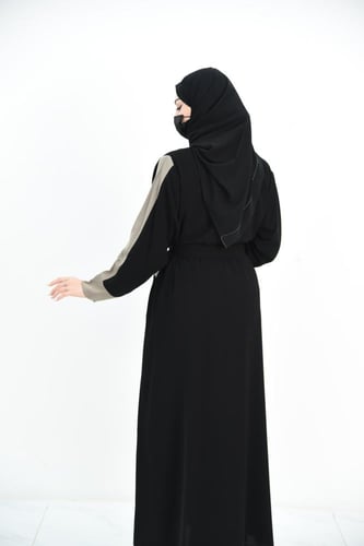 عباية عملية مع ربطة وجيوب بتفاصيل بيج