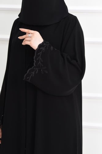 عباية كريب ملكي بتطريز فخم على الكم المربع