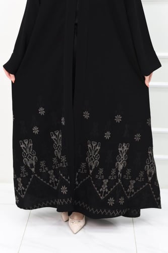 عباية بتفاصيل تطريز ذهبي وأسود