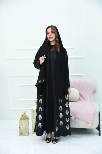 عباية سوداء بتطريز أصداف سكري