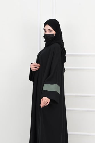 عباية سوداء بتصميم بشت وأكمام مزينة بستان زيتي