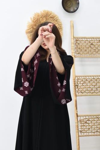 عباية كريب بأكمام مفتوحة مبطنة بلون عنابي