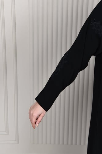 عباية ملكية بتطريزات الخرز والصوف