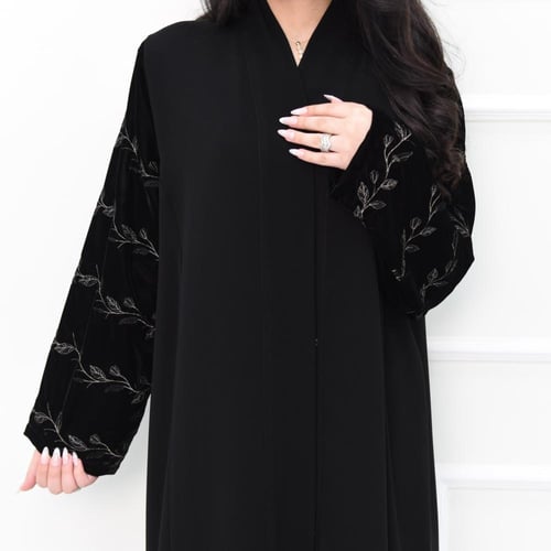 عباية كريب مع أكمام مخملية بتطريز أنيق