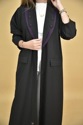 عباية بليزر كريب بياقة مزدوجة وجيوب عملية