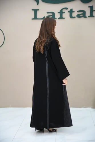 عباية كاجوال كريب بقصّات تفتة طولية ومثلثة