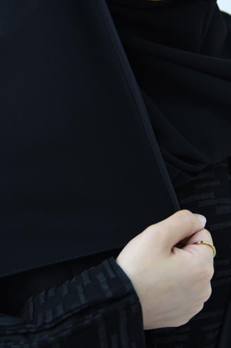 طرحة سوداء سادة بشريط ستان على الحواف