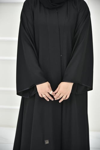 عباية سادة بشريط ستان وكسرات خلفية أنيقة