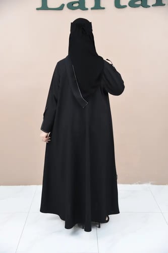 عباية كاجوال بياقة وجيوب شق مائل ودق خيط أبيض