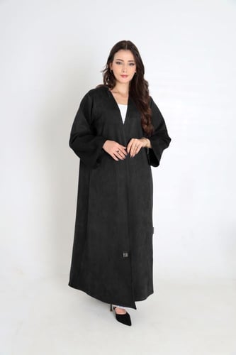 عباية سوداء شتوية وأنيقة