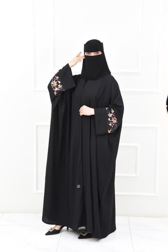 عباية كريب نص بشت بتفاصيل ملونة على الأكمام