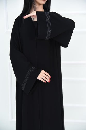 عباية كريب بتطريز شك يدوي بالزريكون على الاكمام