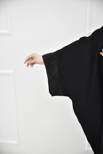 عباية بشت بكلفة تول وخرز أسود على الاكمام