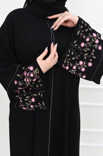عباية سوداء مع تطريز زهري على الأكمام وقيطان زيتي