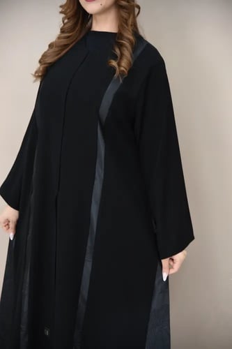 عباية كاجوال كريب بقصّات تفتة طولية ومثلثة