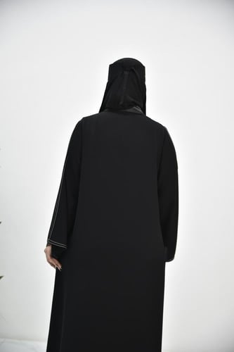 عباية كاجوال بلمسة تطريز خيط ابيض ناعم