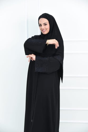 عباية بأكمام بتطريز مختلف لكل كم