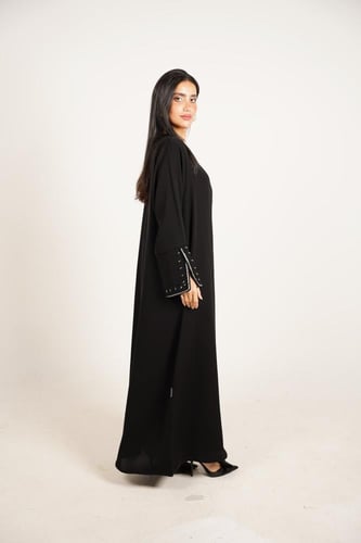 عباية بأكمام مفتوحة مطرزة بالأبيض والأسود