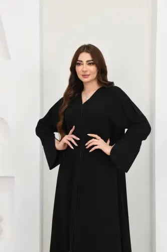 عباية سوداء بتطريز كحلي وأسود