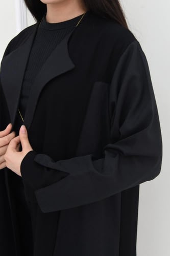 عباية سوداء بتألق فريد من الأقمشة المزدوجة