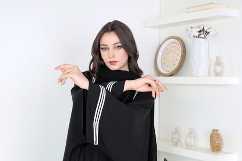 عباية بشت مزينة بقيطان بلون أبيض