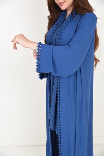 عباية بلون ازرق أنيقة بتفاصيل لوكسة على الحواف