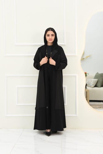 عباية كريب سوداء بتألق فريد من الأقمشة