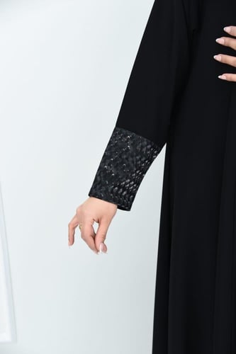 عباية كلوش كاجوال بتركيبة جلد مموه لامع