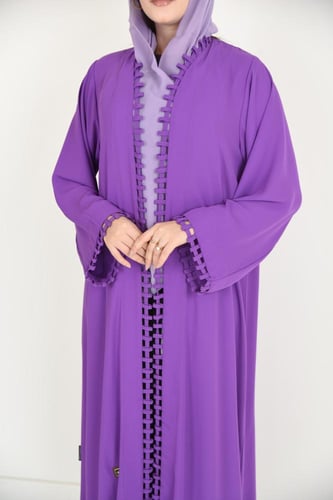 عباية بنفسجية أنيقة بتفاصيل لوكسة على الحواف