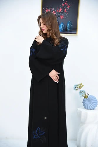 عباية سوداء بتطريز ورد أسود وكحلي على الجنب والكم