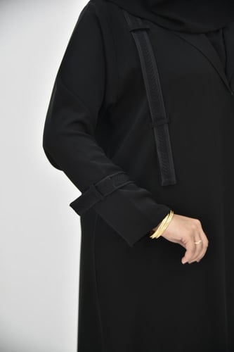 عباية كاجوال بخامة حريرية وشريط تطريز أنيق