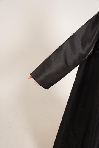 عباية ستان سوداء بتطريز أنيق في الأسفل